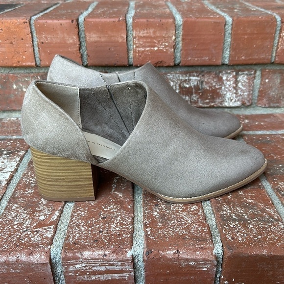 BC Footwear Taupe Cutout Ankle Bootie Women's Size 9.5 - Picture 1 of 7